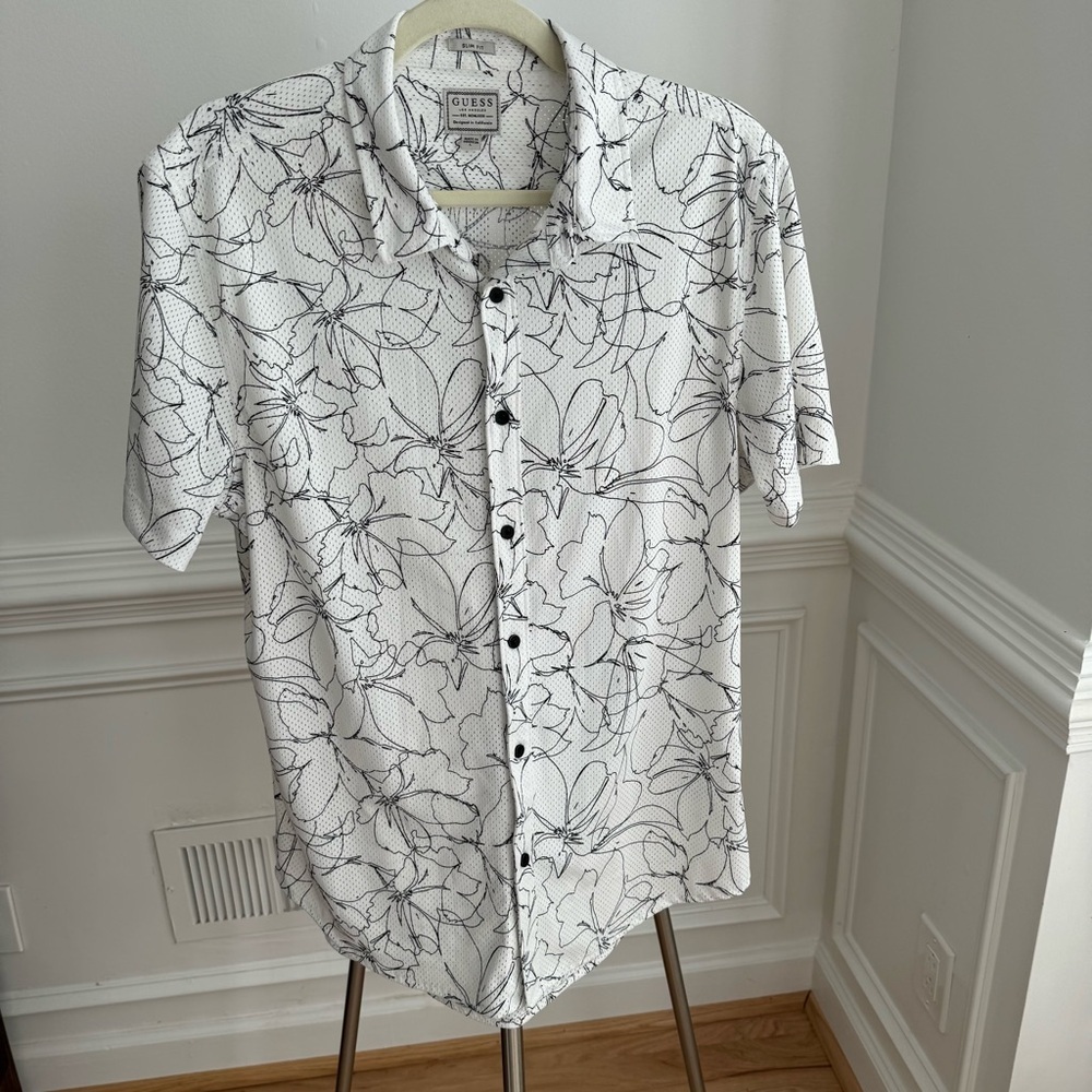 Guess Men's White with Black Floral Design Short Sleeve Button-Down Shirt Size L